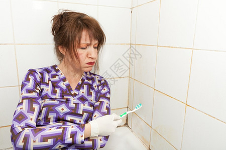 用牙刷洗卫生间瓷砖图片