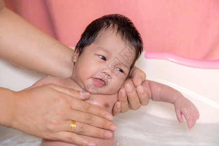 新生儿在家中由母亲亚洲儿童洗澡Asianc图片