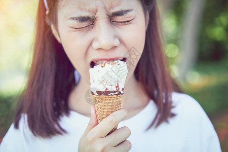 女人吃冰淇淋会因为冷而牙痛图片