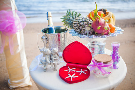 在海滩举行婚礼仪式美昂贵的装饰品图片