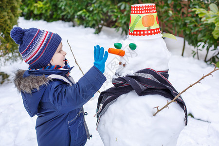 小孩在美丽的冬日让雪图片