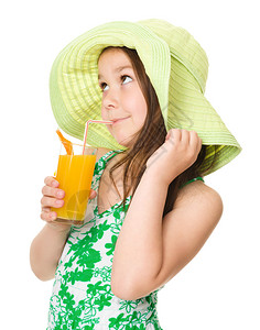 可爱的女孩正在喝橙子汁用稻草孤图片