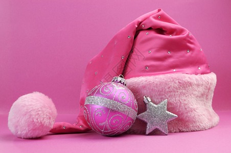 漂亮的粉色圣诞帽和圣诞装饰品图片
