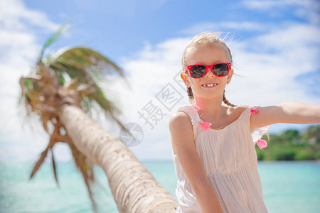 坐在沙滩上棕榈树上的自拍图片