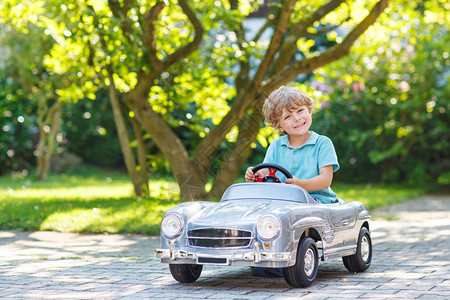 小男孩驾驶大玩具车玩图片