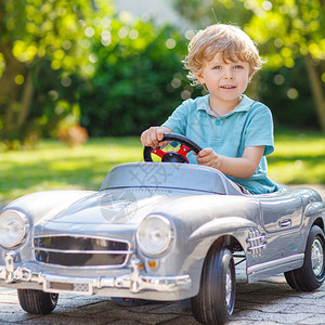 小学龄前男孩驾驶大玩具车玩图片
