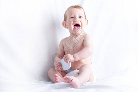 可爱的蓝眼睛婴儿69个月在白色背景上微笑和玩耍孩子们的情绪清图片
