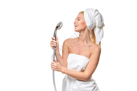 穿着毛巾的快乐美女用淋浴头唱歌玩得开心图片