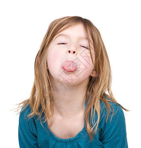 一名年轻女孩的肖像其舌头被孤立图片