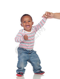 美丽的非裔美婴儿学习在白色背景下走图片