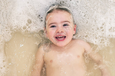可爱的洗澡女婴头发和笑背景图片