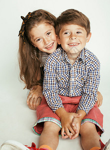 小可爱的男孩和女孩拥抱在白色背景下玩耍图片