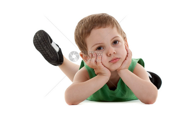 照片中一位悲伤的小男孩躺图片
