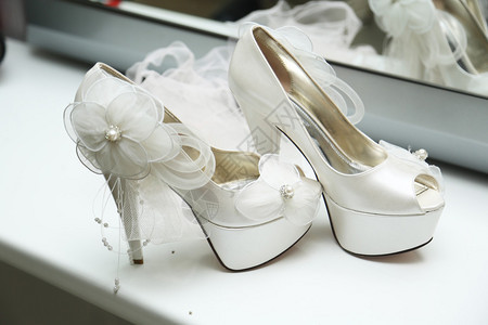漂亮的新娘鞋图片