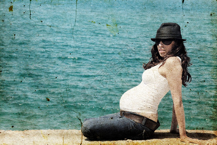 带着玩具对抗蓝海的年轻孕妇照片以旧背景图片