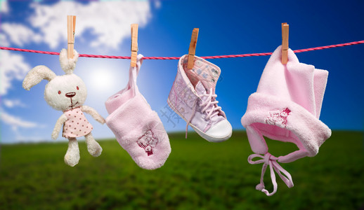 户外晾衣绳上的婴儿衣服图片