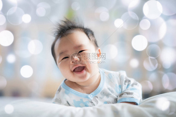 新生男孩在床上微笑婴儿新生儿图片