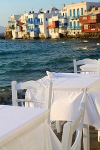 希腊米科诺斯岛小威尼斯的海边餐厅图片