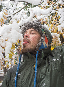 雪暴或冰风暴中人发图片