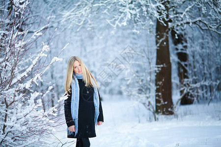 美丽的年轻女孩在街上微笑和走动美丽的寒冷的寒冬图片
