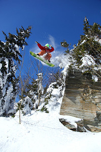 滑雪板在高山蓝天上跳跃图片