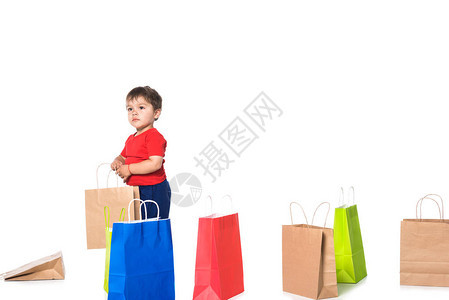 购物袋围绕可爱的男孩图片