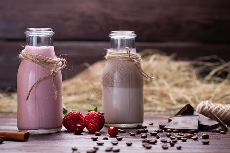 天然巧克力和草莓奶昔巧克力咖啡豆和木图片