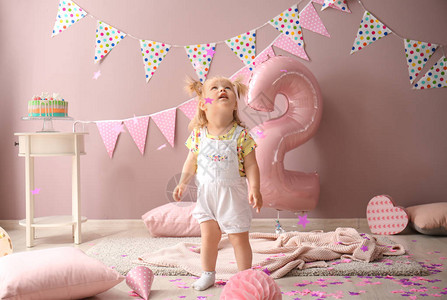 二岁生日派对上房间装饰图片