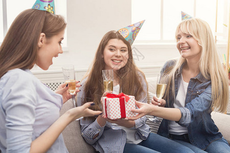 生日节假日庆典和女友谊概念图片