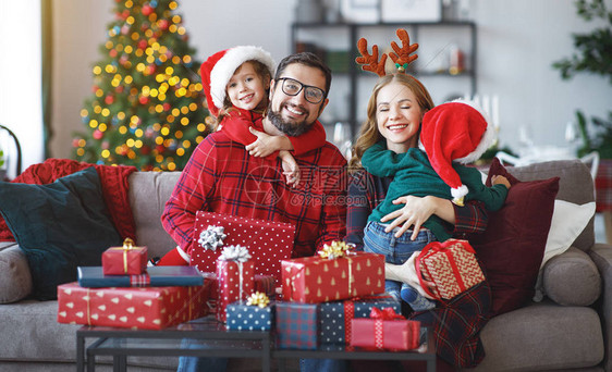 圣诞节早晨家庭幸福的父母和子女开放礼图片