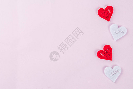 情人节的日光粉色背景贺卡概念两个红心和两个白心装饰顶图片