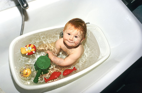婴儿在洗澡时图片