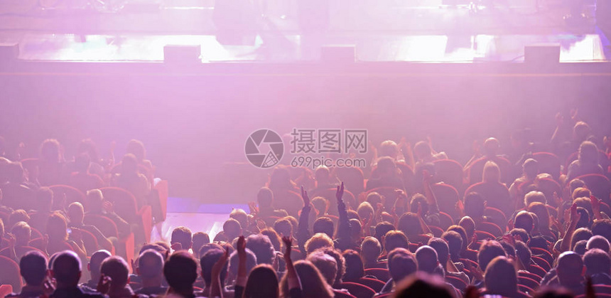 全场观众沸腾欢呼庆祝来之不易的胜利