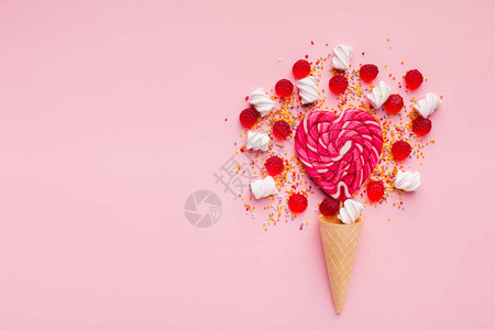 爱与情人节日概念心形糖果棒糖在粉红色图片
