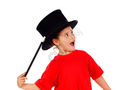 美丽的小女孩用顶帽子和魔法杖施法孤立图片