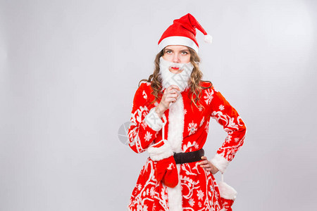 穿着圣诞树假期笑话和人的概念的喜剧女郎穿图片