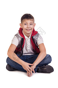 可爱的小男孩的肖像与双腿交叉孤立图片