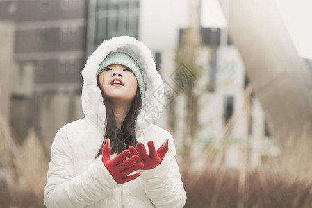 下雪天在小镇的街道上享受的女孩图片