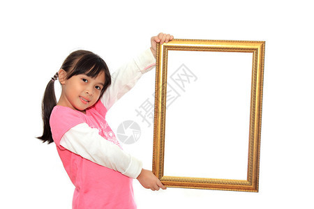 快乐的小女孩拿着白色背景的空白图片框图片