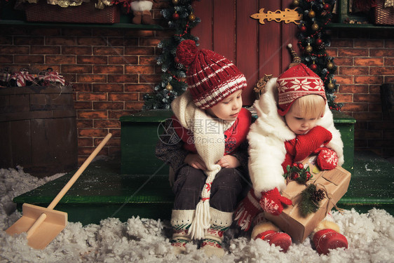 两名美丽的孩子在圣诞花园玩耍的照图片