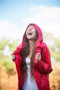 穿着雨衣的女人享图片