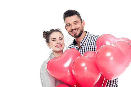 情侣带着微笑的心形气球孤立在白情图片