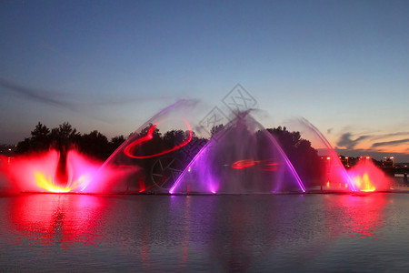 河上最大的喷泉在乌克兰文尼察开幕位于南部布赫河喷泉有140米的长度和喷射的高度达60m图片