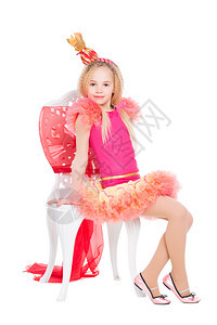 小女孩穿着糖果服装坐在椅子图片