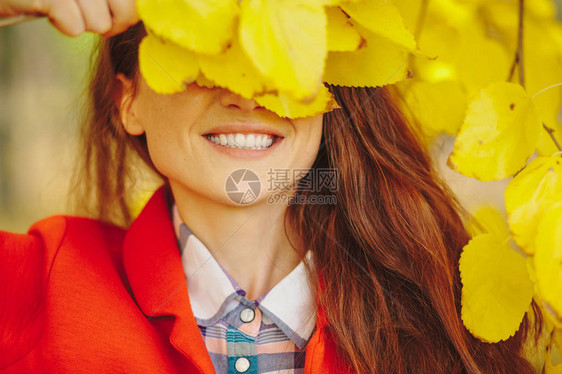 美丽的年轻女子多彩的秋天肖像秋天的女人时尚肖像落下美丽的女图片