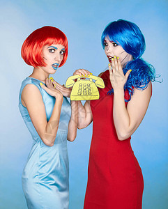 漫画流行艺术化妆风格的年轻女肖像红色和蓝色假发和连衣裙的女在图片