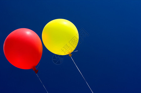 天空中的彩色气球图片