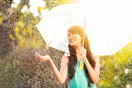 带着雨伞在雨中年轻图片