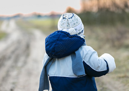 童年幼儿在初春时途经农图片