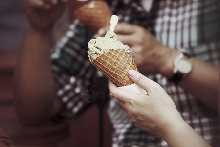 吃冰淇淋蛋卷背景图片